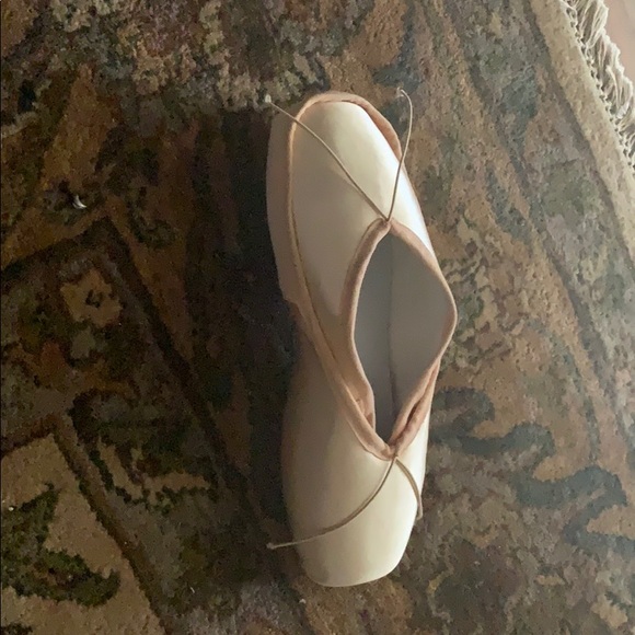 Point Shoes - Picture 1 of 3